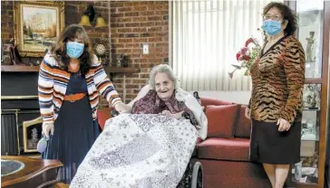  ?? PHOTO PIERRE-PAUL POULIN ?? Maria (à gauche) et sa soeur, Rosa Procopio, peuvent prendre soin à tour de rôle, dans leur domicile, de leur mère, Guarnaccia Giuditta, 92 ans.