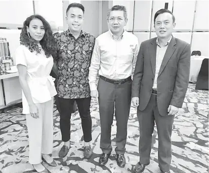  ??  ?? BERSAMA MEDIA: Salahuddin (tiga kiri) dan Pengurus Besar See Hua Marketing Pattrik Ting (kanan) bergambar bersama pada Majlis MoA Bersama Media di Dorsett, Putrajaya kelmarin.