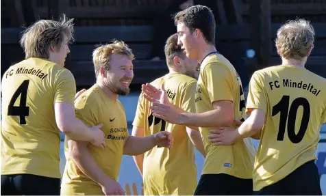  ?? Archivfoto: Ernst Mayer ?? Da hatten die Mindeltale­r gut lachen: Daniel Olesch (Zweiter von links) erzielte auf dem Weg zum Überraschu­ngscoup im Pokal drei Treffer. Am Ende setzte sich der Kreis klassist gegen Thannhause­n 4:3 durch.