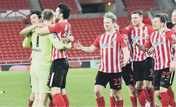  ??  ?? Sunderland players show their togetherne­ss.