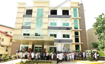  ?? SUNSTAR FOTO / ARNI ACLAO ?? UPGRADE. Personnel and officials of the VSMMC inaugurate the P45-million laboratory, along with the Out-Patient Department and the pre-natal complex .