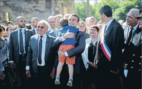  ?? STEPHANE MAHE / REUTERS ?? Macron va visitar Oradour-sur-Glane, escenari d’una matança nazi, acompanyat de Robert Hebras, el seu últim superviven­t (a l’esquerra)