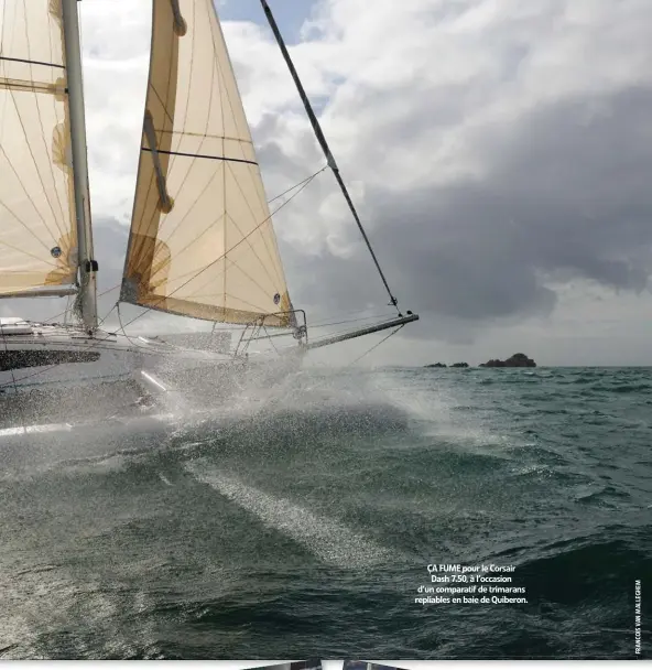  ??  ?? ÇA FUME pour le Corsair Dash 7.50, à l’occasion d’un comparatif de trimarans repliables en baie de Quiberon.