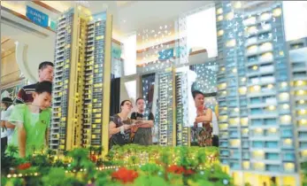  ?? CHEN YIQI / FOR CHINA DAILY ?? A property model in Dongguan, Guangdong province, attracts potential homebuyers at an industry expo.