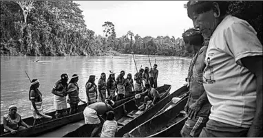  ??  ?? Waorani people embark on a canoe journey along the Curaray river, ancestral Waorani territory, Ecuadorian Amazon.
(Foto: Aljazeera)