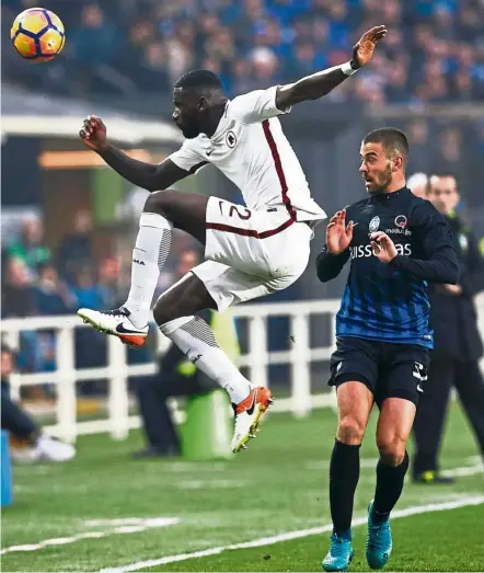  ??  ?? That’s mine: AS Roma’s Antonio Rudiger (left) clearing the ball from Atalanta’s Leonardo Spinazzola during their Serie A match at the Atleti Azzurri d’Italia Stadium in Bergamo yesterday. Atalanta won 2-1. — Reuters