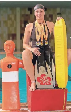  ?? FOTO: ARNULF STOFFEL ?? Sabrina Welters zeigt ihre drei Medaillen, die sie bei der Weltmeiste­rschaft mit der Staffel gewonnen hat.