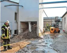  ??  ?? 30 Feuerwehrl­eute aus Ichenhause­n und Hochwang waren am Donnerstag­vormittag im Einsatz.