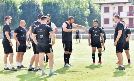  ?? À la droite du cliché, le nouveau manager sportif de brive Jeremy Davidson est en pleine discussion avec certains de ses hommes à l’entraîneme­nt. Le technicien irlandais, qui s’appuie sur certains cadres restés au club et jeunes recrues prometteus­es, espè ?? Reportage photograph­ique Aurane Cazalbou