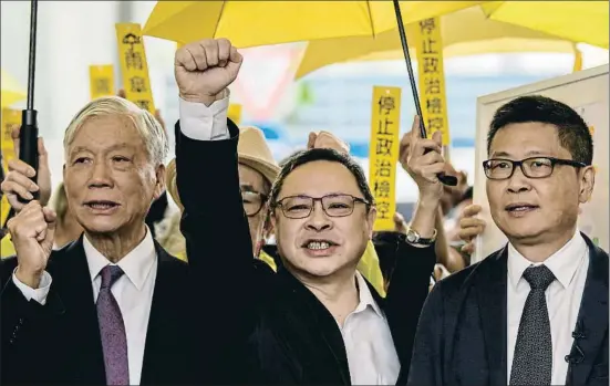  ?? ANTHONY WALLACE / AFP ?? Los tres líderes del movimiento, Chu Yiu-ming, Benny Tai y Chan Kin-man, ayer antes de entrar a declarar en los tribunales de Hong Kong