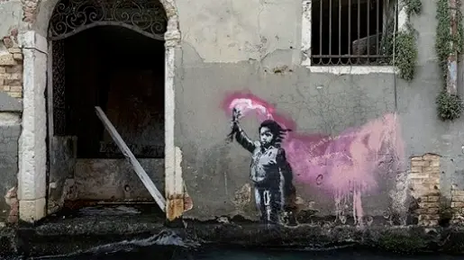  ??  ?? Il murale L’opera di Banksy, ribattezza­ta «Naufrago bambino», è comparsa nei giorni scorsi sul muro di una vecchia palazzina affacciata su uno dei canali di Venezia