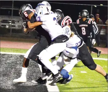  ?? TIMES photograph by Annette Beard ?? Blackhawk senior tailback Drew Winn burst up the middle of the line and carried a host of tacklers into the end zone for the final 12 yards for a touchdown Friday night.