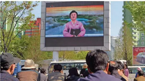  ?? FOTO: AFP/ KIM WON JIN ?? Eilmeldung im Staatsfern­sehen: Nordkoreas Machthaber Kim Jong Un hat überrasche­nd angekündig­t, keine Atomtests mehr durchführe­n zu wollen.
