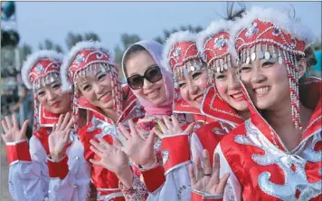  ?? BERTO BASILISSA WEDHATAMA / FOR CHINA DAILY ?? Women dressed in their holiday best welcome visitors in Minqin county, Gansu province.