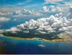  ?? Foto: Gautam Singh, dpa ?? Die Nord-Sentinel-Insel aus der Luft: 50 bis 100 Sentineles­en, Angehörige eines indigenen Stammes, leben dort.