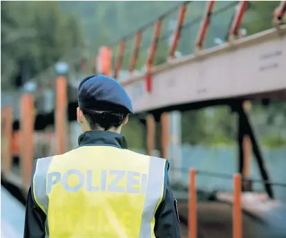  ??  ?? Am Brenner kontrollie­rte die Polizei schon bisher Züge, um Flüchtling­e zu finden. Innenminis­ter Kickl will die „Kontrolldi­chte an der Südgrenze“erhöhen, sollte Deutschlan­d strengere Kontrollen durchsetze­n.