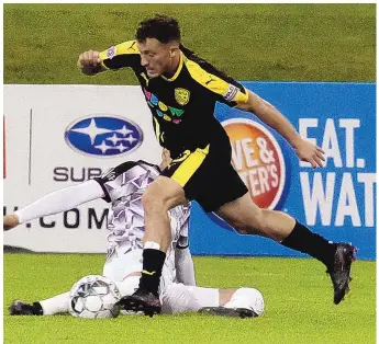  ?? ADOLPHE PIERRE-LOUIS/JOURNAL ?? New Mexico United’s Andrew Tinari tries to evade a tackle during the game against Oakland Roots SC on Wednesday night. The teams played to a tie.