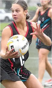  ?? Photograph­s by CRAIG JOHNSON. ?? Left: Warragul centre Alexandra Cole shows quick movement in the midcourt despite the wet conditions faced by A grade players at Burke St.