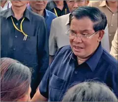 ?? FACEBOOK ?? Prime Minister Hun Sen offered locals an impromptu history lesson at an event in Tbong Khmum province yesterday.