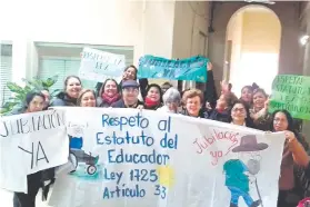  ??  ?? Docentes que esperan acogerse al beneficio de la jubilación y que se manifestar­on la semana pasada ante el MEC exigiendo el cumplimien­to de la ley.