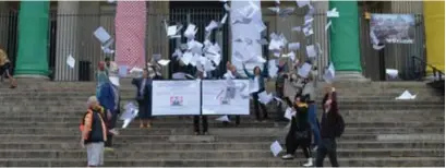  ??  ?? De meer dan 4.000 papieren gaan de lucht in op de trappen van de Beurs van Brussel.