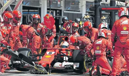  ?? FOTOS: GETTY/EFE ?? El equipo Ferrari es una auténtica piña donde todos trabajan a una para que Vettel sea campeón con una escudería que no logra el título desde 2007. Lewis Hamilton es a priori el líder de Mercedes por delante de Bottas, pero en ocasiones esos rol no...