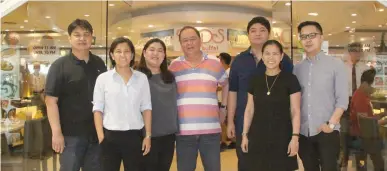  ??  ?? TAKE IT FROM DAD Veejay, Mara, Pia, Vicvic, Vic, Bokie Villavicen­cio, and Cara Espinosa (second from right)