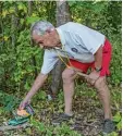  ?? Fotos: Brodschelm (2), Leitenstor­fer ?? Große Feuerstell­en und jede Menge Müll: Beides finden die Aktiven der Wasserwach­t zurzeit täglich an der Lechstaust­ufe 15 vor. Rechts: Johann Brodschelm beim Aufräumen an der Badestelle.