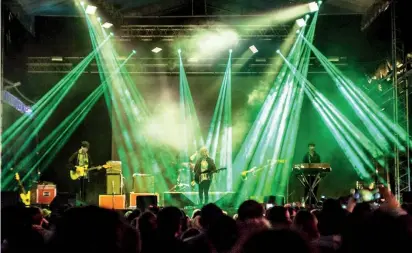  ??  ?? la BaNDa BoB MoSES compuesta por tom Howie y Jimmy Vallance hizo vibrar a los asistentes del festival con su rock electrónic­o.