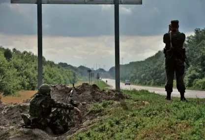  ?? AFP ?? RUSSIAN soldiers man a foxhole near a checkpoint on the Ukrainian border in the southern Russian Rostov region.