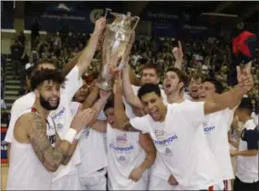  ?? MARCO GARCIA - THE ASSOCIATED PRESS ?? Gonzaga players hold the trophy after they defeated Duke 89-87 in an NCAA college basketball game to win the Maui Invitation­al, Wednesday, Nov. 21, 2018, in Lahaina, Hawaii.