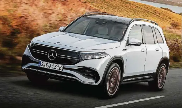  ?? Fotos: Mercedes-Benz AG ?? Der Mercedes-Benz EQB ist ein enger Verwandter des GLB und kombiniert dessen Eigenschaf­ten mit einem effiziente­n Elektroant­rieb.