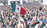  ??  ?? A las nueve de la mañana, 25 mil personas llegaron al Zócalo para ver, por tercera ocasión, un partido del Tri.