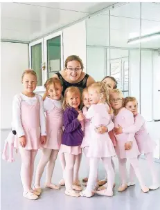  ?? RP-FOTO: RUTH KLAPPROTH ?? Ballettleh­rerin Rachel Teusen mit den jüngsten Schülerinn­en ihrer Ballettsch­ule in Wegberg.