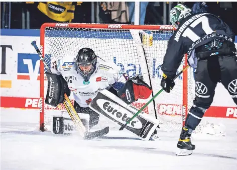  ?? FOTO:CITY-PRESS ?? Leon Niederberg­er von den Krefeld Pinguinen schießt das Tor zum 2:0 gegen die Iserlohn Roosters.