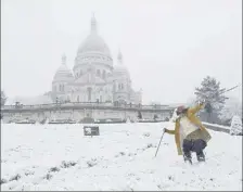  ??  ?? Le Sacré-Coeur revêtu d’un manteau blanc : une véritable carte postale… (Photo AFP)