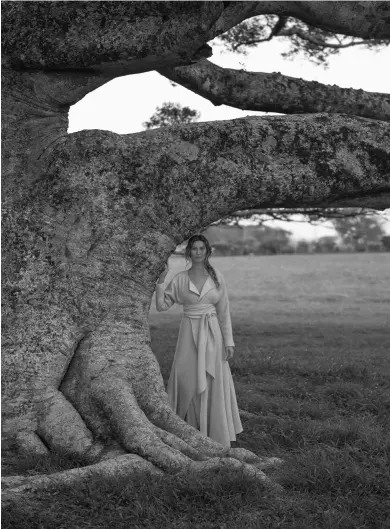  ??  ?? Abajo, Gisele Bündchen, con vestido largo de Jacquemus, posa junto a un árbol centenario.