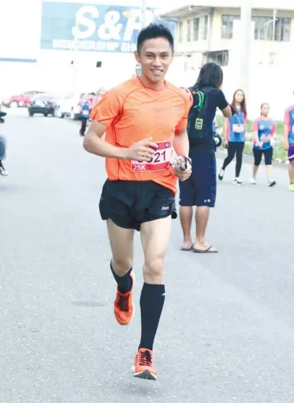  ?? (SUN.STAR FOTO/RUEL ROSELLO) ?? NICE AND EASY. Despte skipping training this week due to his job at CNU, 2012 Palarong Pambansa bronze medalist Azlan Pagay won the 11th University Run with more than four minutes to spare.