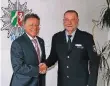  ?? FOTO: POLIZEI ?? Hans-Jürgen Petrauschk­e begrüßt Wolf Wewers im neuen Amt.