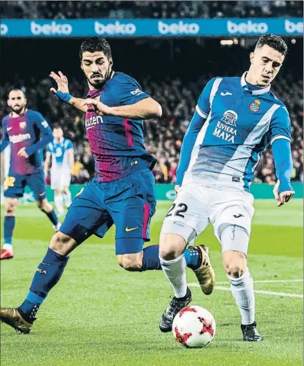  ?? LLIBERT TEIXIDÓ ?? Hermoso controla un balón ante la presión de Luis Suárez en el área españolist­a