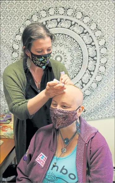  ?? DANIELLE RAY / SENTINEL & ENTERPRISE ?? Mandy Roberge of Wicked Good Henna volunteers at The Virginia Thurston Healing Garden in Harvard, a cancer support center located on 8 acres of woodlands and gardens, and does henna on patients there.