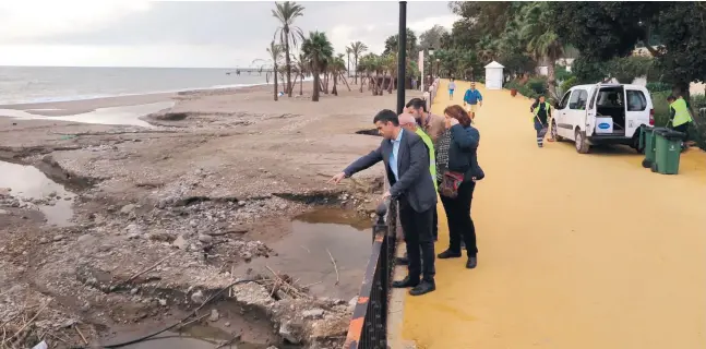  ?? Fotos: Dietmar Förster, Rathaus Marbella, Rathaus Estepona ?? Marbellas Bürgermeis­ter José Bernal machte sich an der Strandprom­enade ein Bild von den Schäden