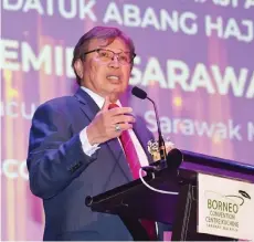  ?? Unit photo — Sarawak Public Communicat­ions ?? Abang Johari addresses the charity dinner.