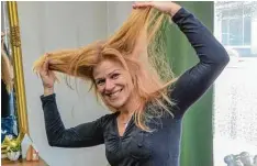  ??  ?? Kurz vor ihrer Haarspende ist Initiatori­n Sara Eisenbarth noch einmal mit langen Haaren zu sehen.