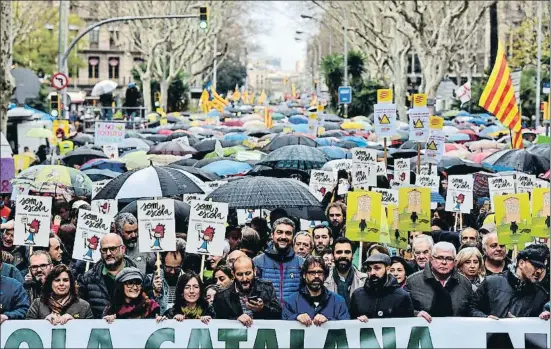  ?? ÀLEX GARCIA ?? Representa­ntes de sindicatos y agrupacion­es escolares, además de entidades y de políticos, encabezaro­n la movilizaci­ón ayer en Barcelona