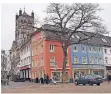  ??  ?? Blick auf das Quirinusmü­nster. Nur kurz hält die Bahn am Neusser Markt.