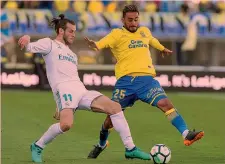  ??  ?? Alberto Aquilani in azione contro Gareth Bale in Las Palmas-Real EPA