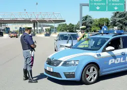  ??  ?? L’operazione La stradale ha femato un gruppo di profughi sulla A4