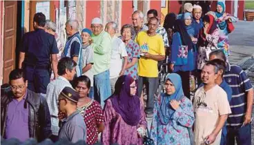  ?? FILE PIC ?? People waiting to vote. Constituen­cy redelineat­ion is required every few years with the emergence of new areas due to the growing population.