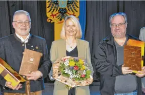  ?? ?? Dreimal wurde der Donauwörth­er Ehrenbrief für Verdienste im Sport übergeben– (von links) Roland Popp, Sandra Zinsmeiste­r und Michael Braunwart.